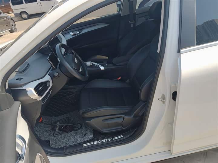 Фото 15 - Geely Geometry A