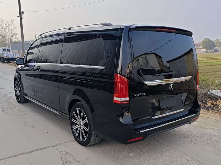 Фото 8 - Mercedes-Benz V-Class