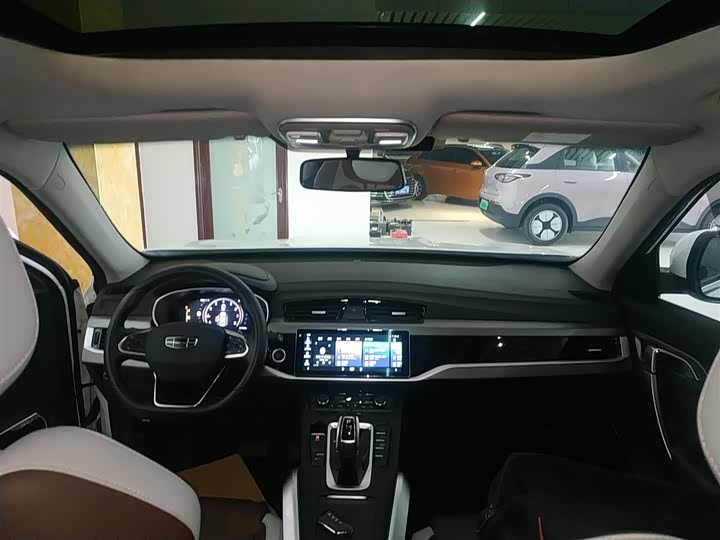 Фото 10 - Geely Atlas