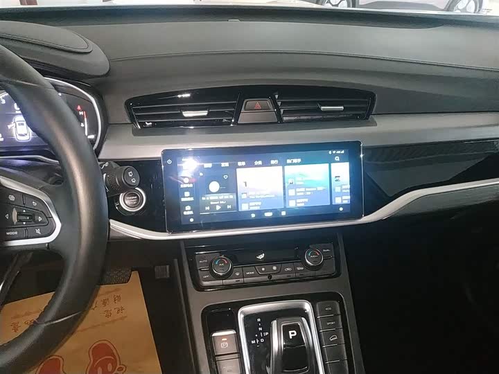 Фото 13 - Geely Atlas