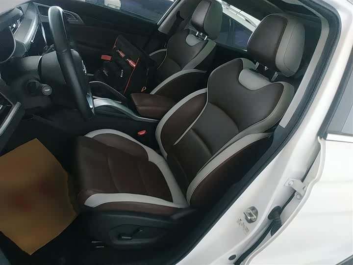 Фото 15 - Geely Atlas