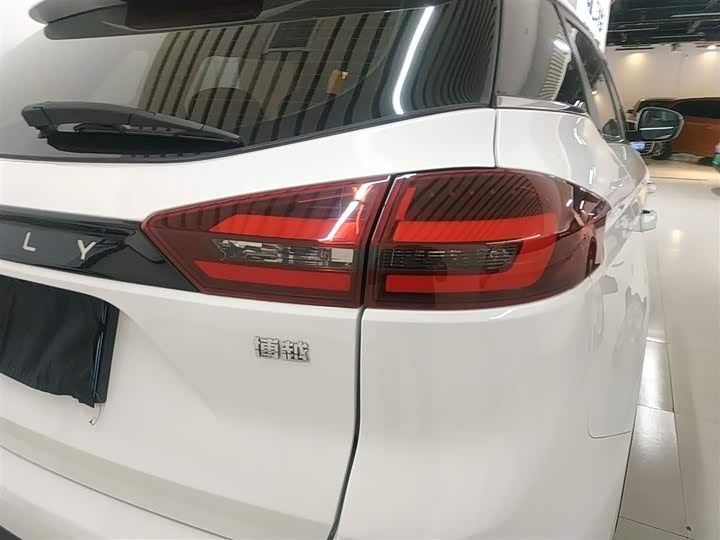 Фото 8 - Geely Atlas