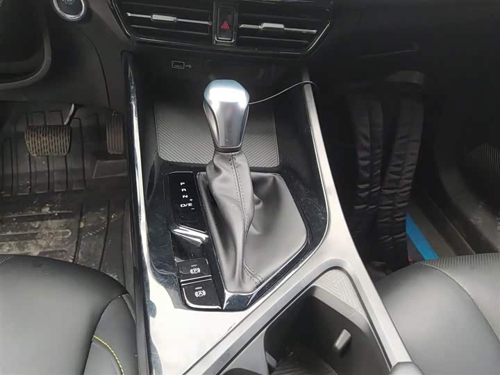 Фото 14 - Roewe i5