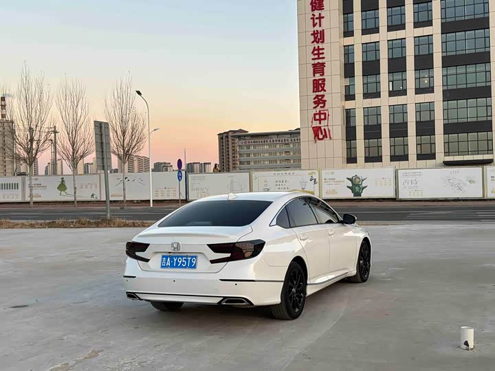 Фото 9 - Honda Accord