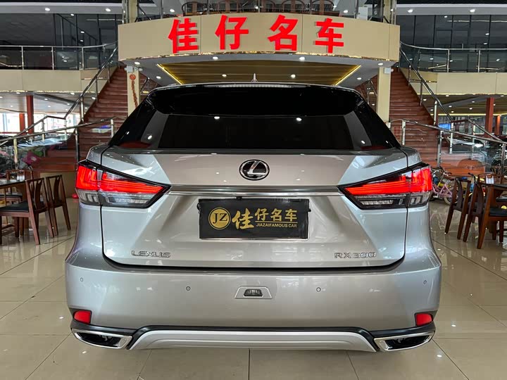 Фото 4 - Lexus RX