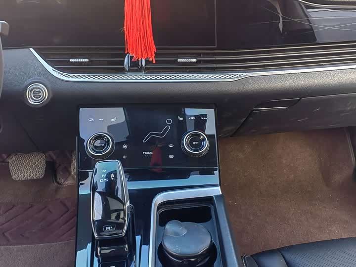 Фото 12 - Bestune B70