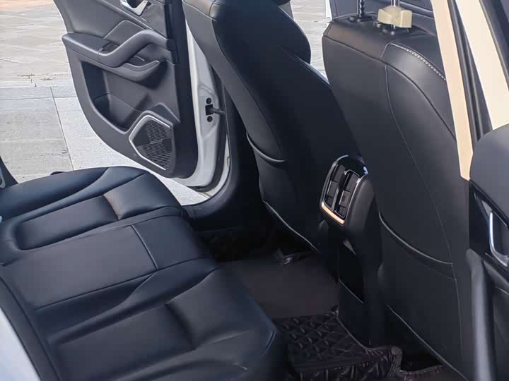 Фото 9 - Bestune B70