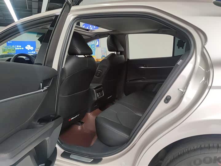 Фото 11 - Toyota Camry