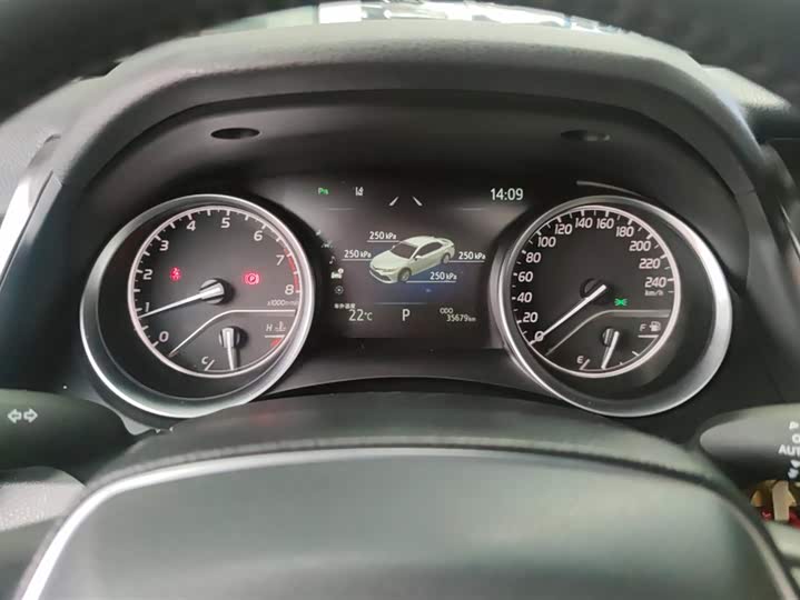 Фото 14 - Toyota Camry