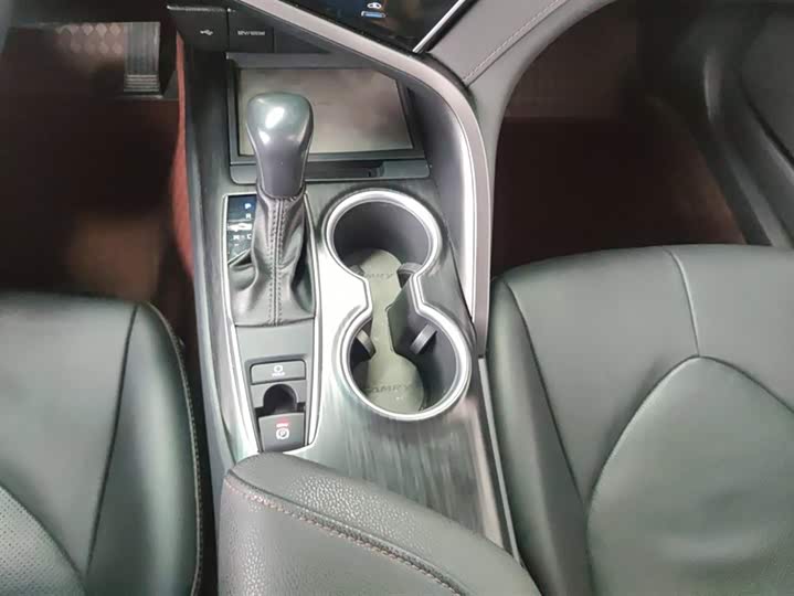 Фото 16 - Toyota Camry