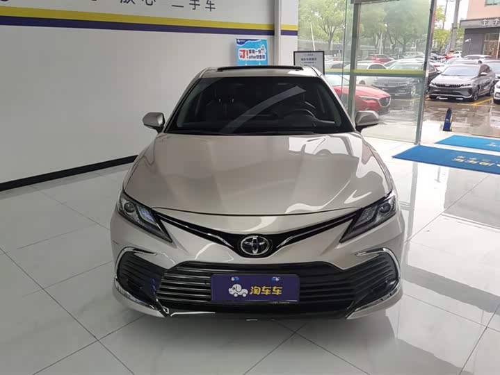 Фото 2 - Toyota Camry