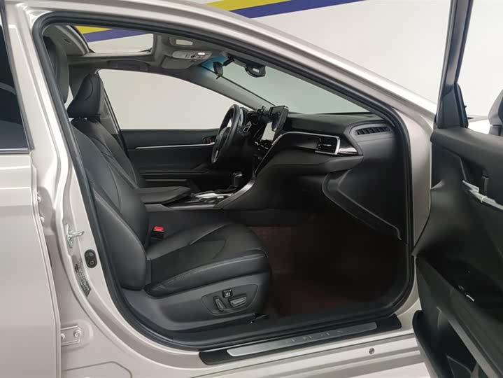 Фото 8 - Toyota Camry