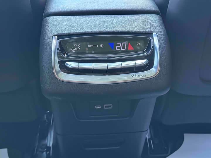Фото 16 - Cadillac XT6