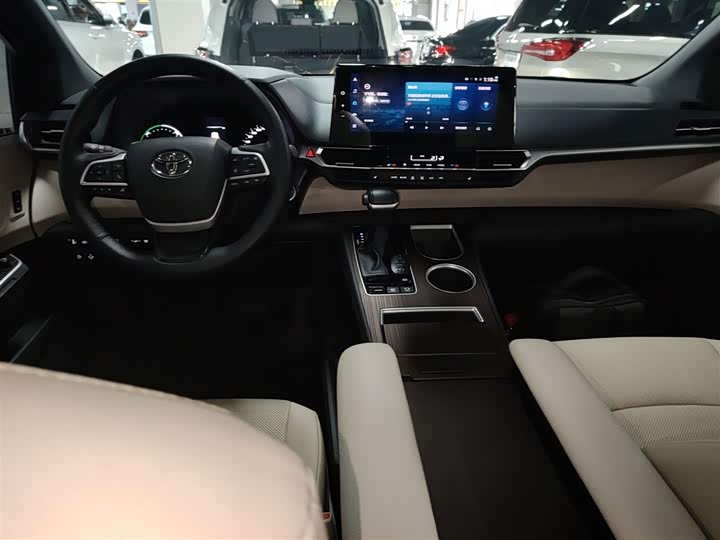 Фото 10 - Toyota Granvia