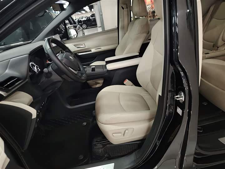 Фото 15 - Toyota Granvia