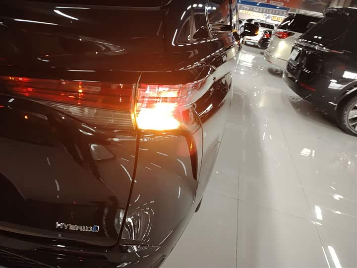 Фото 8 - Toyota Granvia