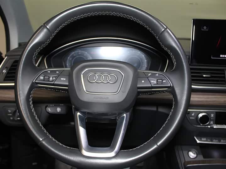 Фото 11 - Audi Q5L
