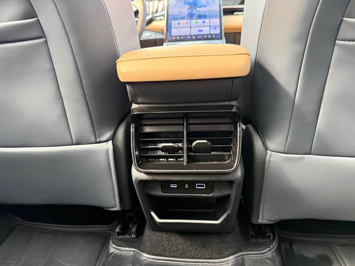 Фото 12 - Geely Atlas L