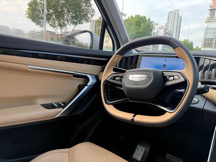 Фото 13 - Geely Atlas L