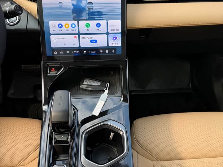 Фото 14 - Geely Atlas L