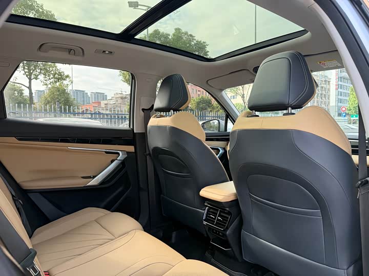 Фото 17 - Geely Atlas L