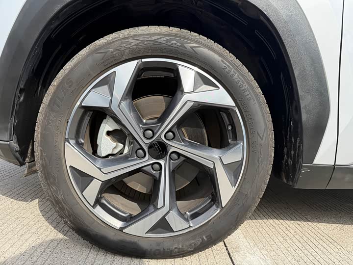 Фото 8 - Geely Atlas L