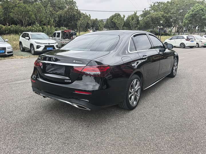 Фото 5 - Mercedes-Benz E-Class