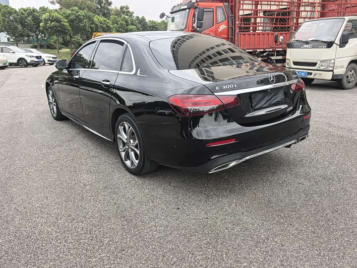 Фото 9 - Mercedes-Benz E-Class