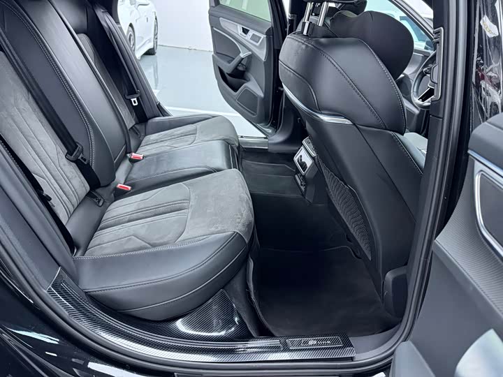 Фото 14 - Audi A6L