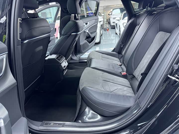 Фото 16 - Audi A6L