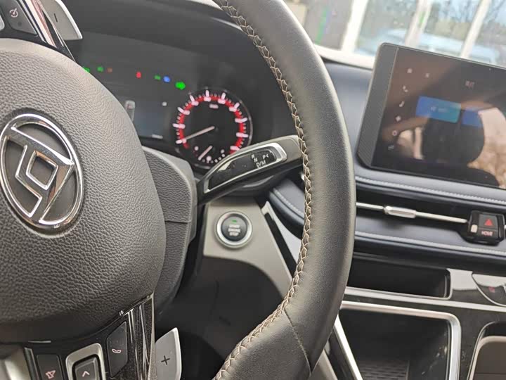 Фото 14 - Maxus V70