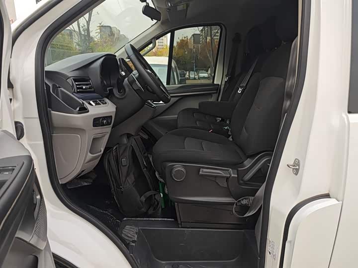 Фото 15 - Maxus V70