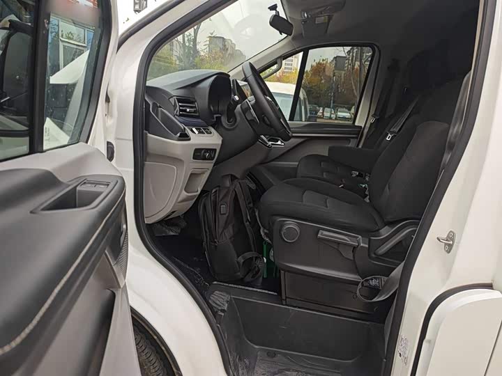 Фото 16 - Maxus V70