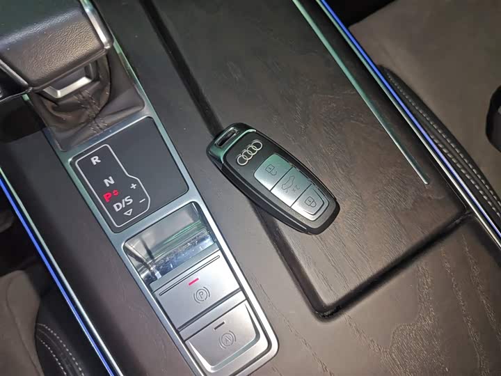 Фото 9 - Audi A6L