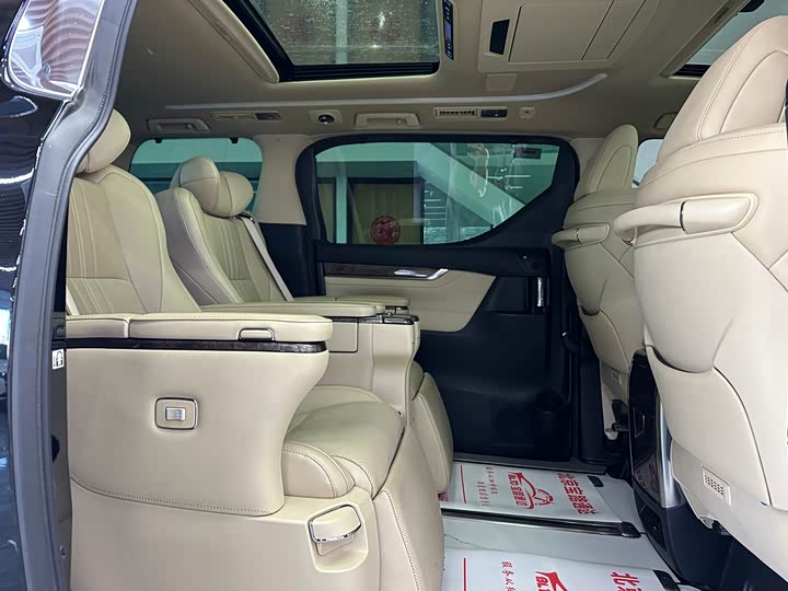 Фото 14 - Toyota Alphard