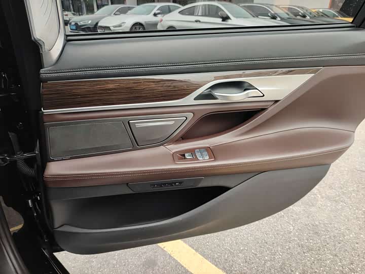 Фото 10 - BMW 7 Series