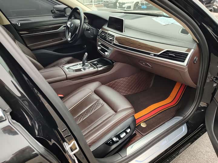 Фото 11 - BMW 7 Series