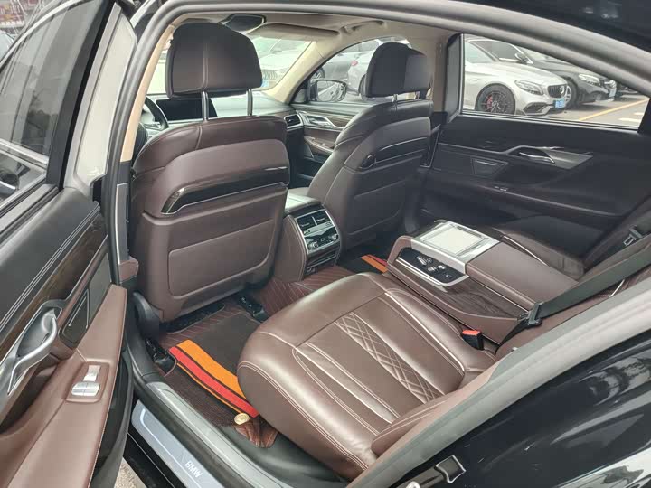 Фото 9 - BMW 7 Series