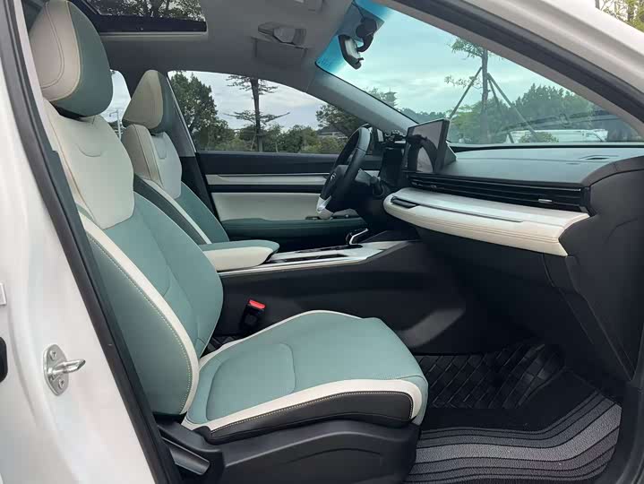 Фото 12 - Geely Emgrand L Hi·P Hybrid