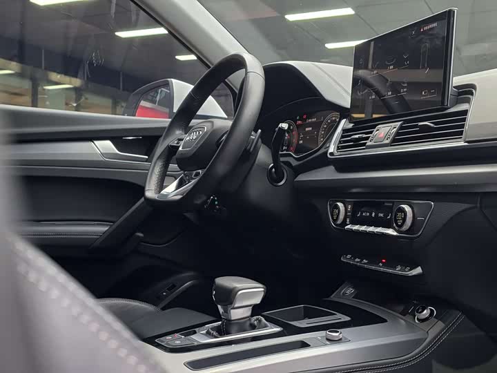 Фото 11 - Audi Q5L