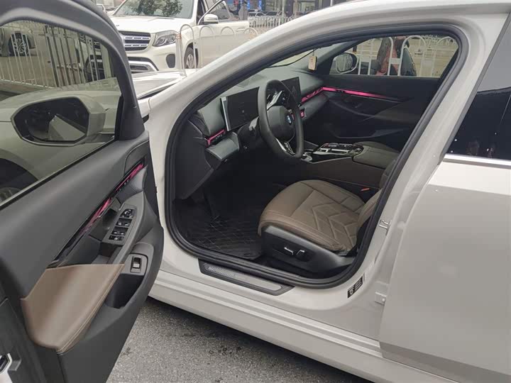 Фото 16 - BMW 5 Series