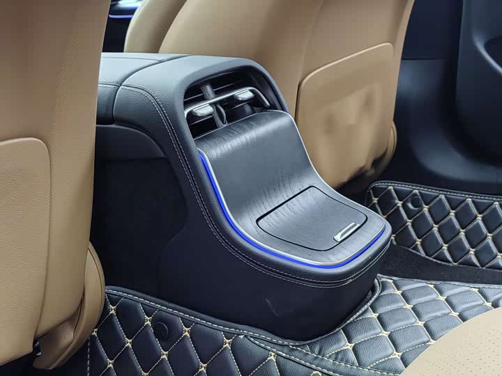 Фото 13 - Mercedes-Benz E-Class