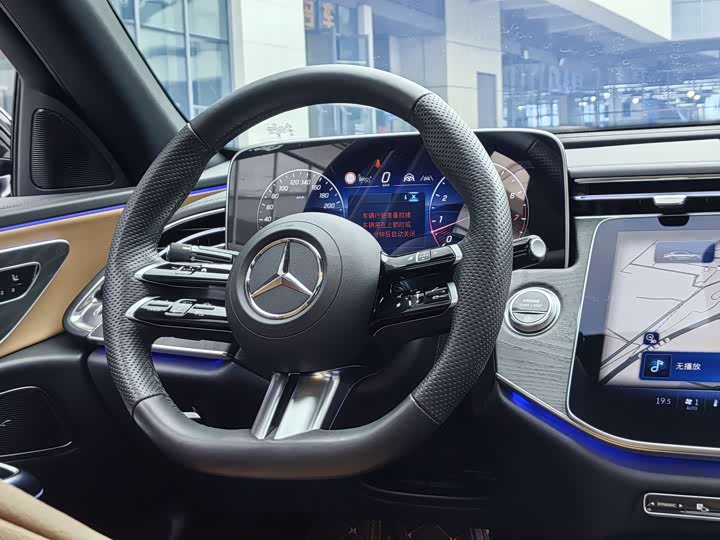 Фото 16 - Mercedes-Benz E-Class