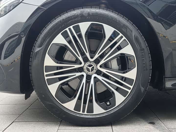 Фото 18 - Mercedes-Benz E-Class