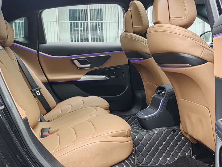 Фото 19 - Mercedes-Benz E-Class