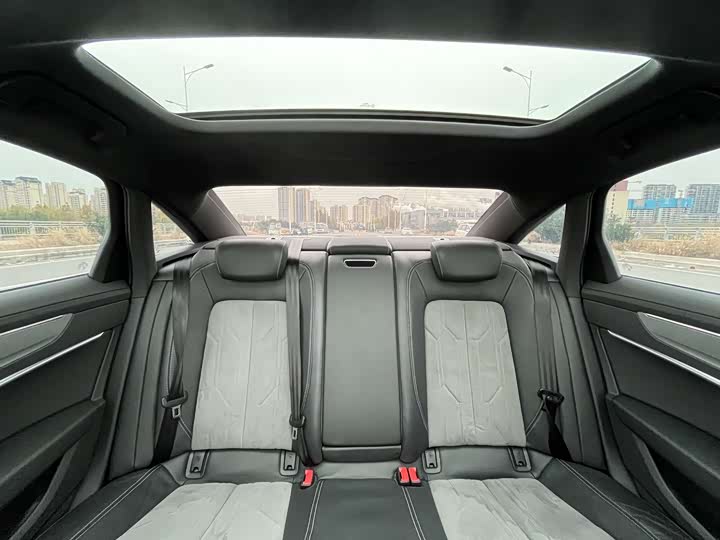 Фото 18 - Audi A6L