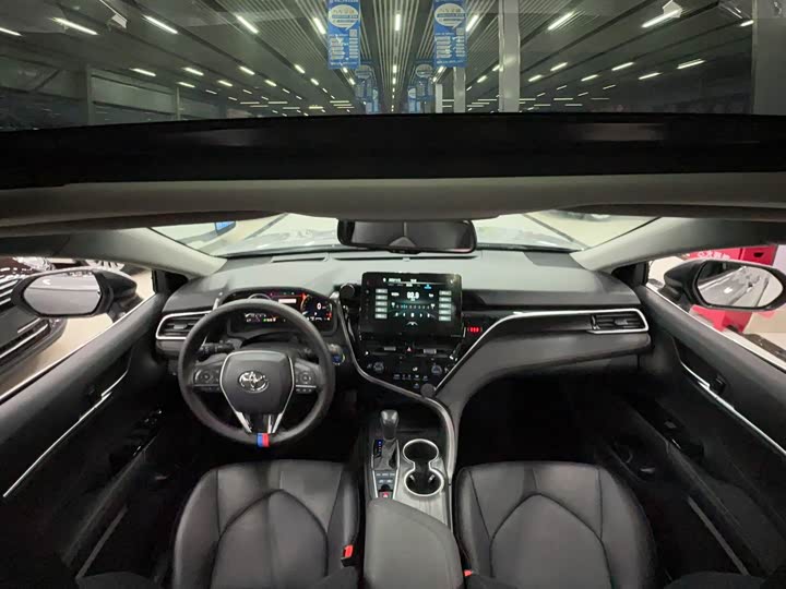 Фото 10 - Toyota Camry