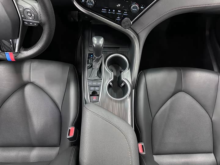 Фото 11 - Toyota Camry