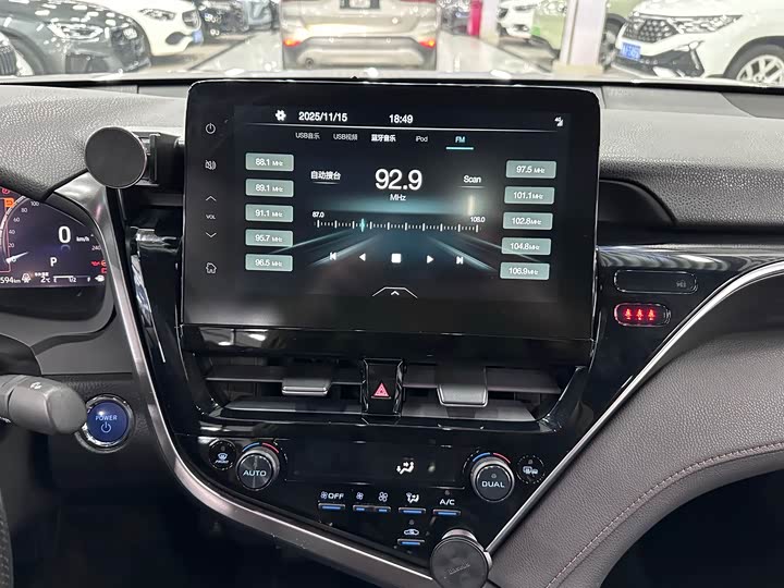 Фото 12 - Toyota Camry