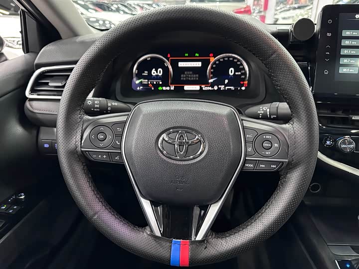 Фото 13 - Toyota Camry